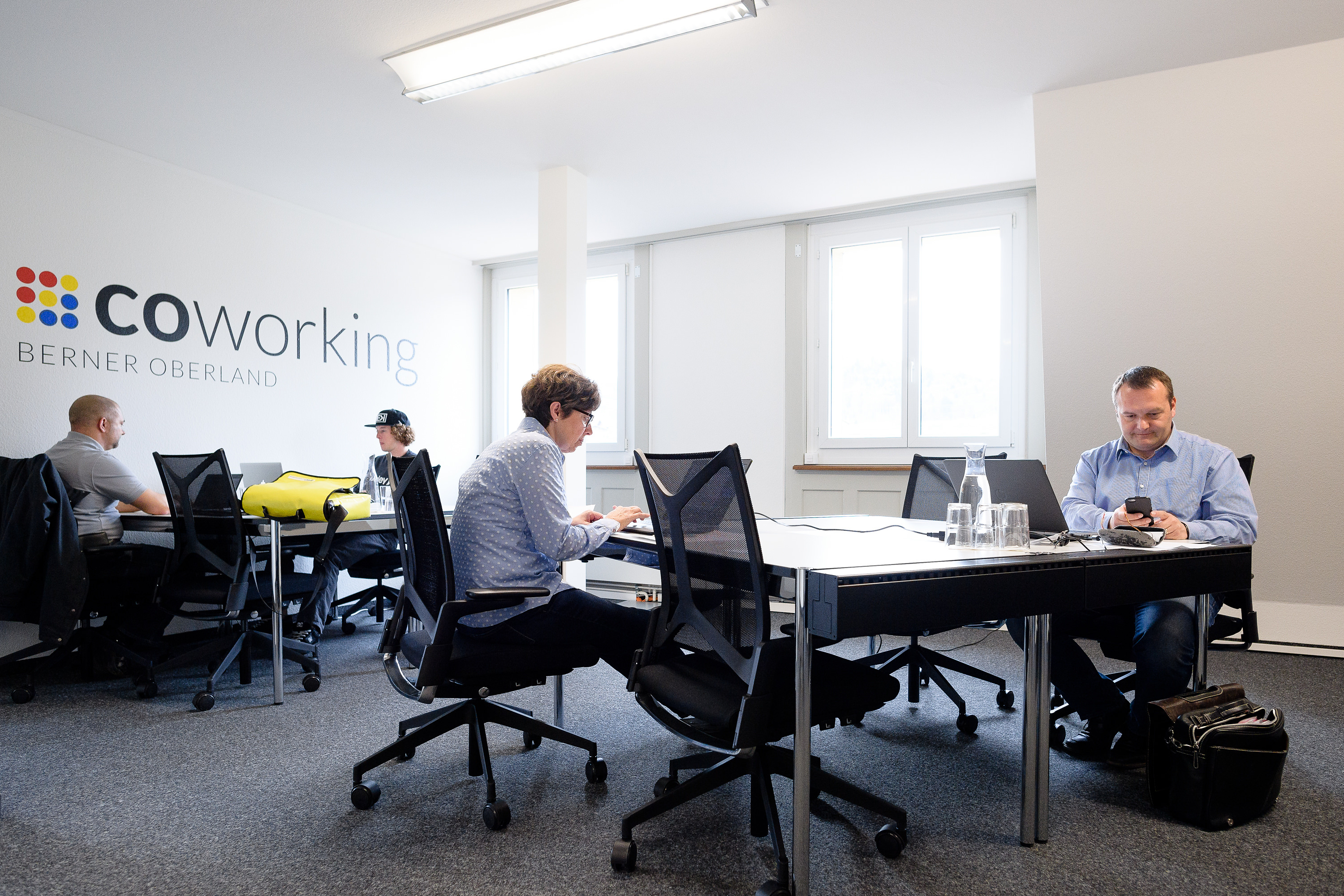 Workbench mit 12 flexiblen Arbeitsplätze im Coworking Berner Oberland, Spiez