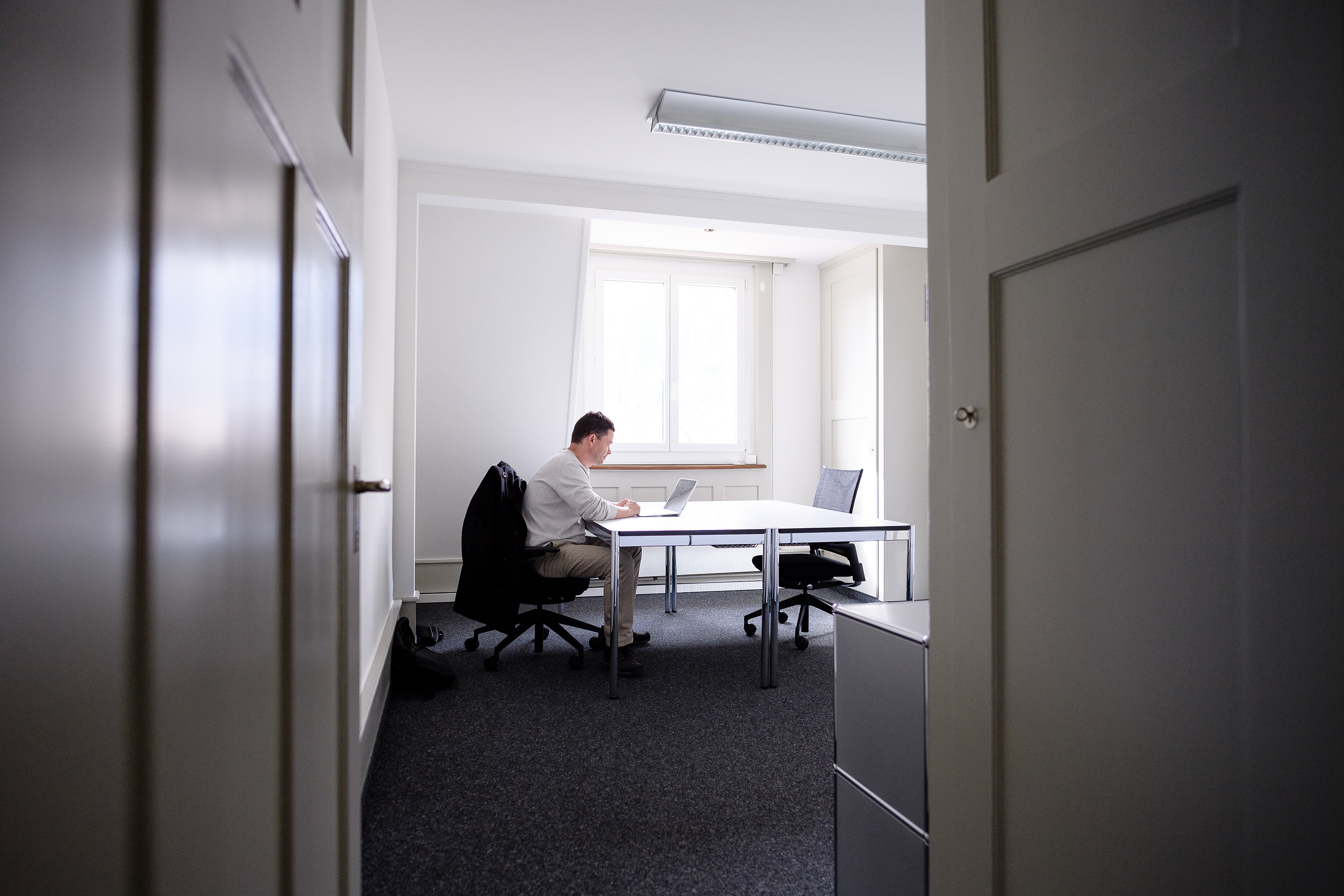Büro mit drei fixen Arbeitsplätzen im Coworking Berner Oberland